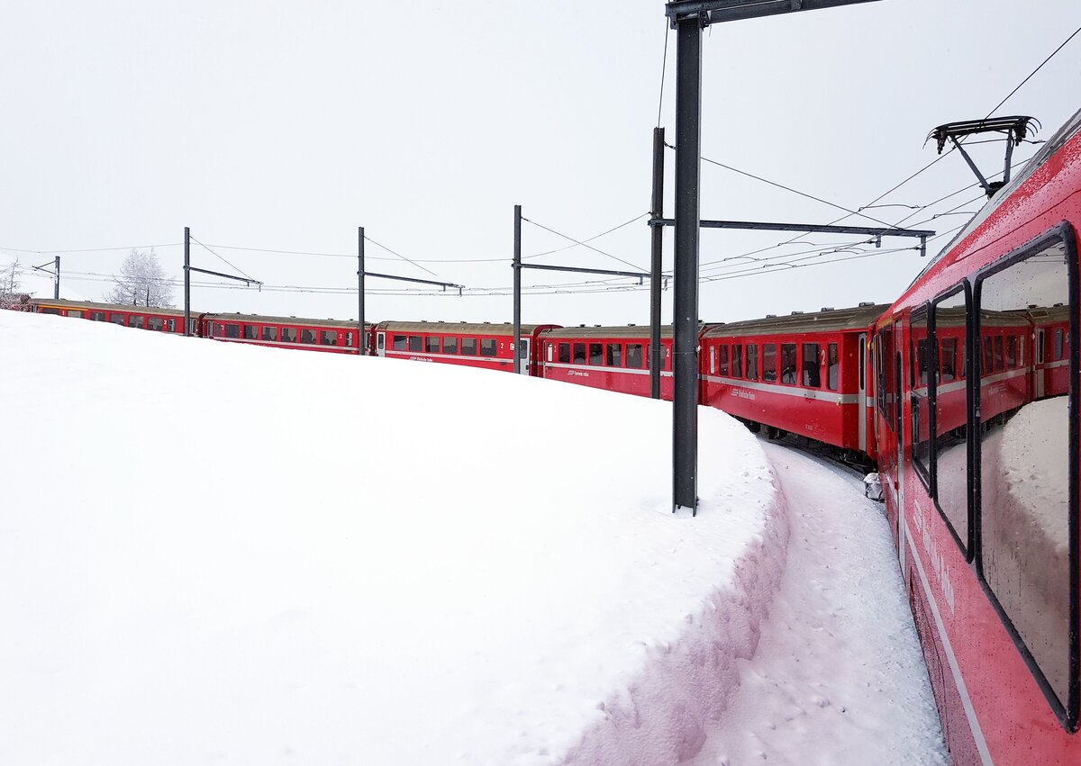 RhB Berninabahn__ Nichts als Schnee . Und Nebel, am Bernina-Paß.__26-02-2024