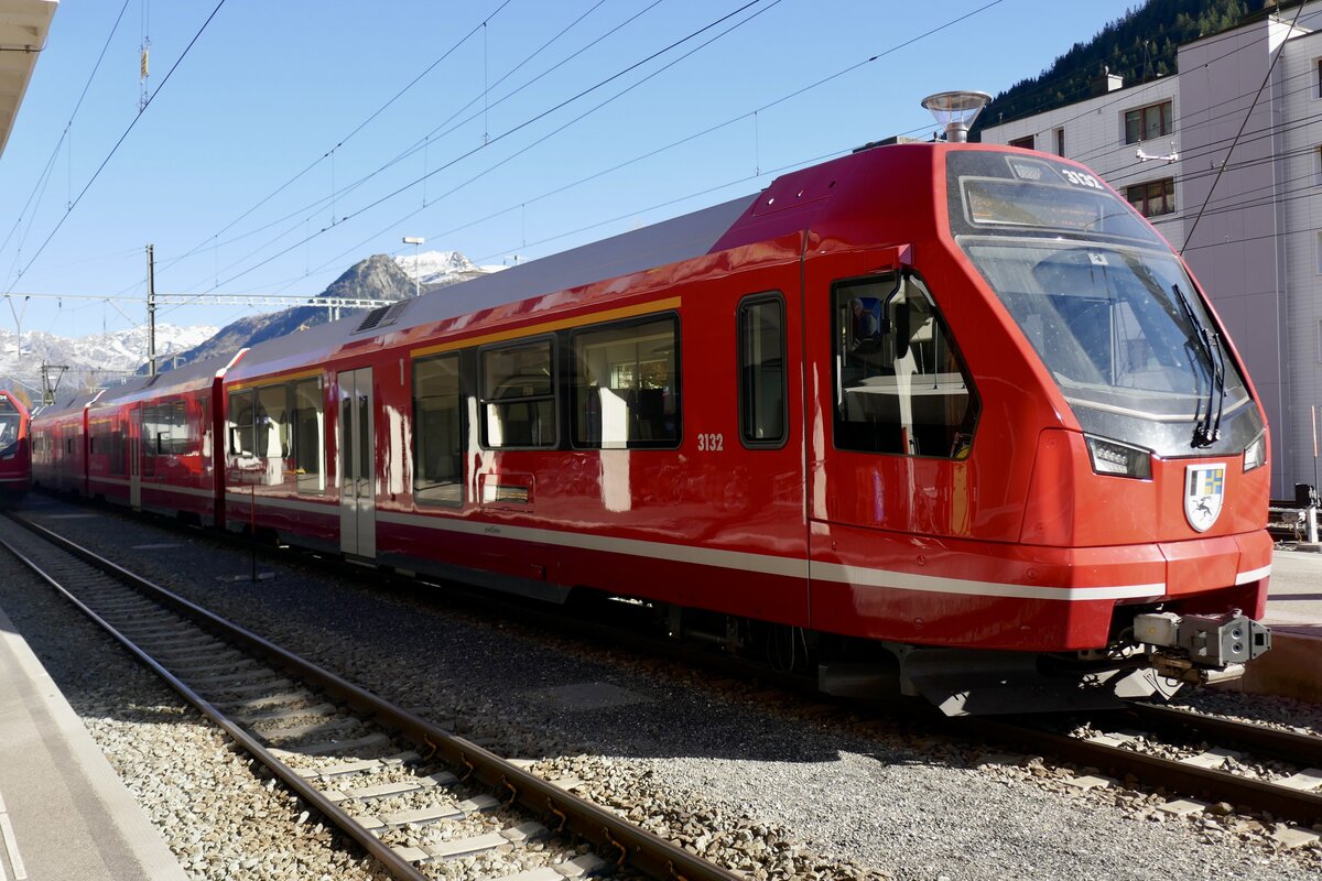 RhB Capricorn ABe 4/16 3132 am 13.11.22 im Bahnhof Davos Platz.