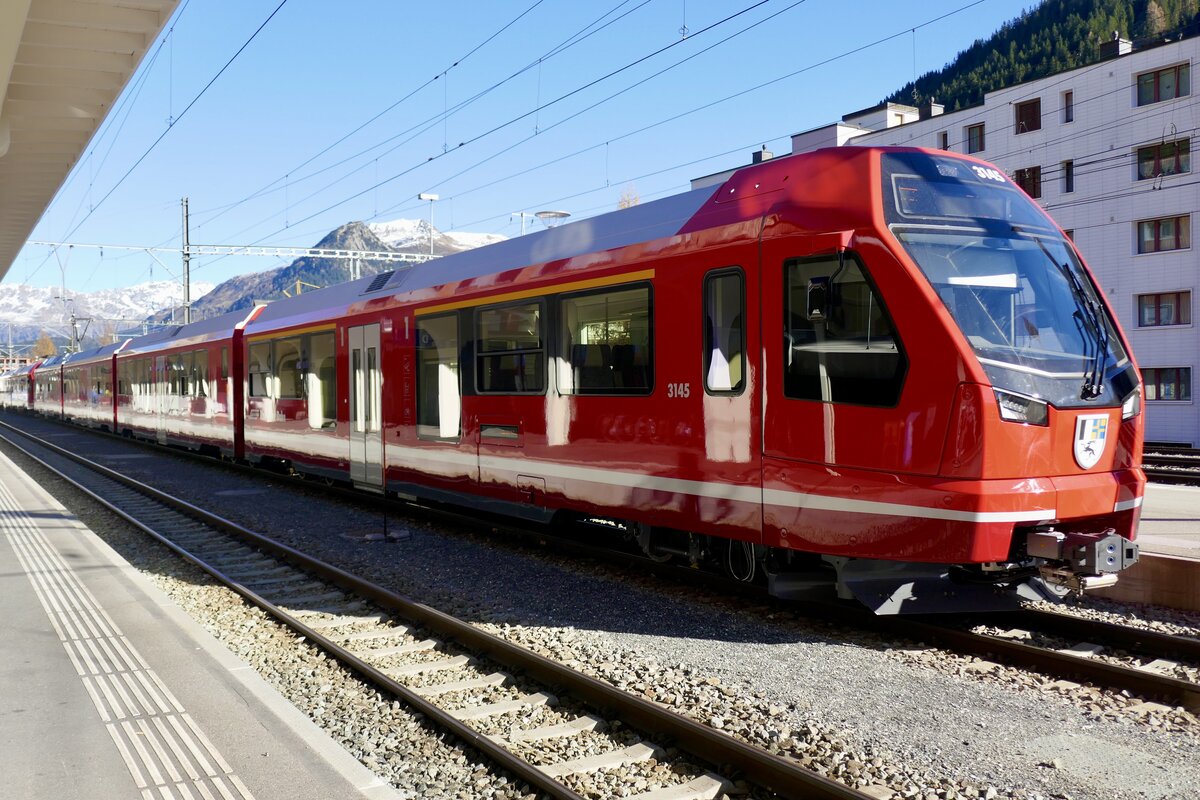 RhB Capricorn ABe 4/16 3145 der am 13.11.22 im Bahnhof Dabos Platz steht.