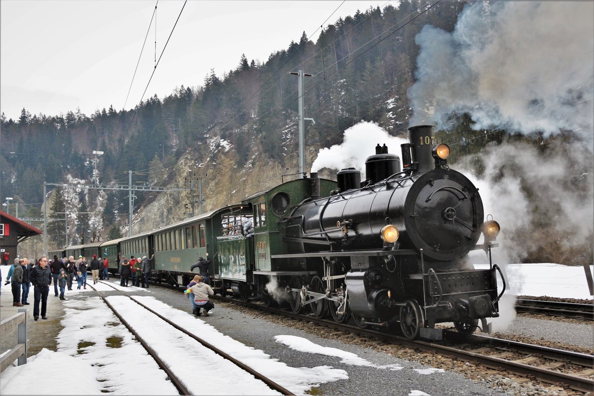 RhB Dampffahrt ins Surselva: RhB G 4/5 107  Albula  beim (Überhol-)Halt mit dem Dampfextrazug 2723 von Landquart - Disentis-Mustér im Bahnhof Trin.

Sonntag, 25. Februar 2018