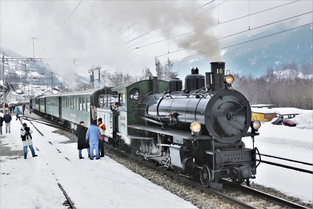 RhB Dampffahrt ins Surselva: RhB G 4/5 107  Albula  beim Halt mit dem Dampfextrazug 2723 von Landquart - Disentis-Mustér im Bahnhof Trun.

Sonntag, 25. Februar 2018