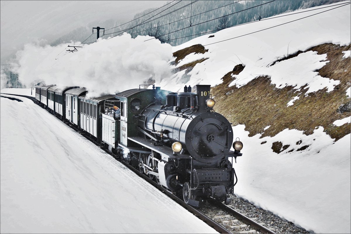 RhB Dampffahrt ins Surselva: RhB G 4/5 107  Albula  unterwegs mit dem Dampfextrazug 2723 bei der Rückfahrt von Disentis-Mustér - Landquart kurz nach Sumvitg-Cumpadials. 

Sonntag, 25. Februar 2018
