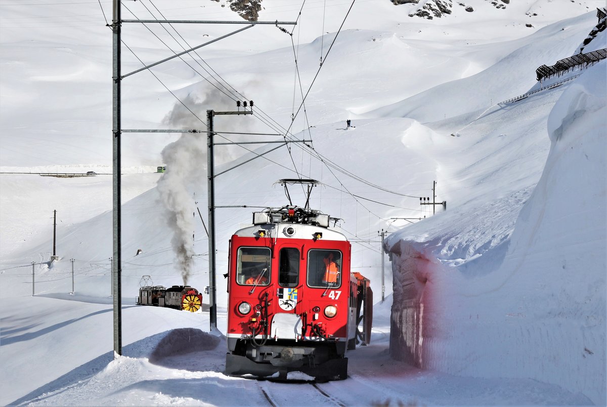 RhB Dampfschneeschleuderfahrt 2018 
RhB ABe 4/4 II 47 und 46 mit dem Schneeräumer Xk 9132 kurz vor Ospizio Bernina. 
Dahinter sieht man die RhB Dampfschneeschleuder Xrotd 9213 und das Bernina-Krokodil Ge 4/4 Nr. 182

Sonntag, 28. Januar 2018