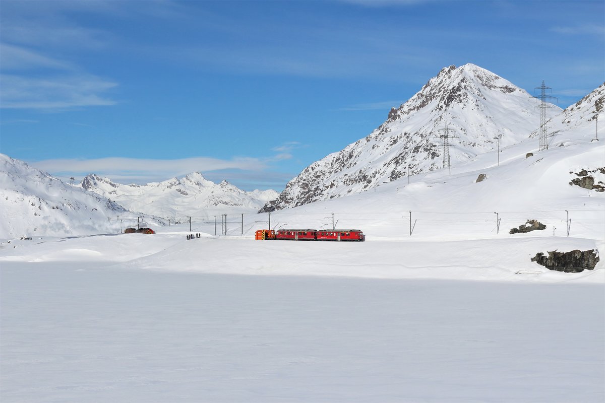 RhB Dampfschneeschleuderfahrt 2018 
RhB ABe 4/4 II 47 und 46 mit dem Schneeräumer Xk 9132 am komplett zugefrorenen Lago Bianco zwischen Ospizio Bernina und Bernina Lagalb. 
Im Hintergrund sieht man die RhB Dampfschneeschleuder Xrotd 9213 und das Bernina-Krokodil Ge 4/4 Nr. 182

Sonntag, 28. Januar 2018