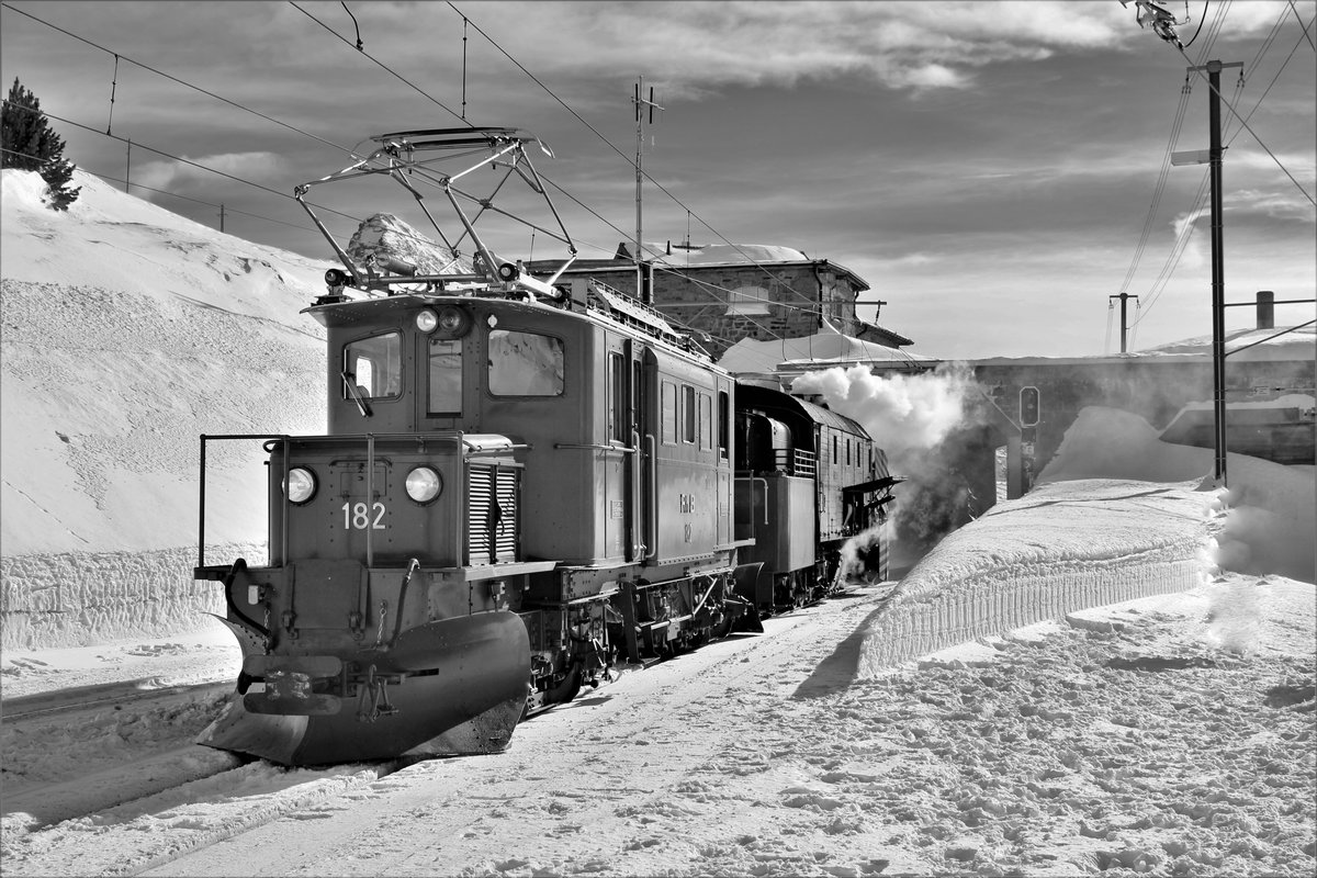 RhB Dampfschneeschleuderfahrt 2018 
RhB Xrotd Nr. 9213 und das Bernina Krokodil Ge 4/4 Nr. 182 unterwegs im Bahnhof Ospizio Bernina.

Sonntag, 28. Januar 2018