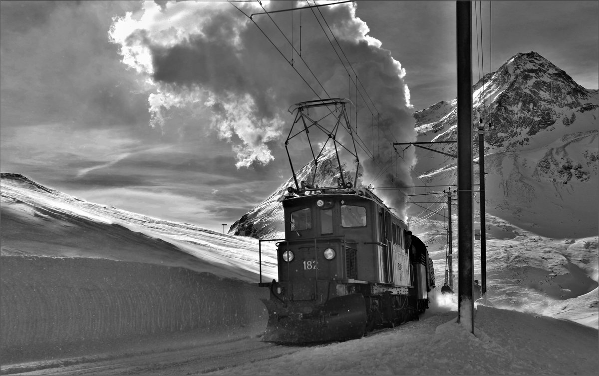 RhB Dampfschneeschleuderfahrt 2018 
RhB Xrotd Nr. 9213 und das Bernina Krokodil Ge 4/4 Nr. 182 unterwegs zwischen Ospizio Bernina und Bernina Lagalb. 

Aufgenommen am Sonntag, 28. Januar 2018, kurz vor dem Bf. Ospizio Bernina