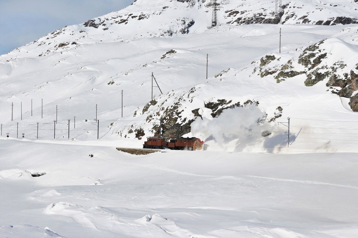 RhB Dampfschneeschleuderfahrt 2018 
RhB Xrotd Nr. 9213 und das Bernina Krokodil Ge 4/4 Nr. 182 unterwegs zwischen Ospizio Bernina und Alp Grüm.

Sonntag, 28. Januar 2018 