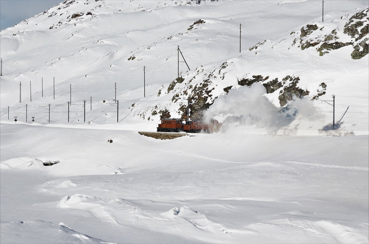 RhB Dampfschneeschleuderfahrt 2018 
RhB Xrotd Nr. 9213 und das Bernina Krokodil Ge 4/4 Nr. 182 unterwegs zwischen Ospizio Bernina und Alp Grüm. 

Sonntag, 28. Januar 2018