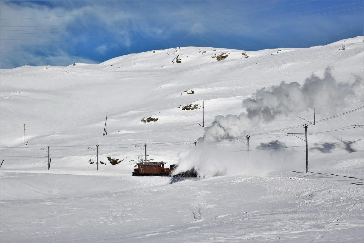 RhB Dampfschneeschleuderfahrt 2018 
RhB Xrotd Nr. 9213 und das Bernina Krokodil Ge 4/4 Nr. 182 unterwegs zwischen Ospizio Bernina und Alp Grüm. 

Sonntag, 28. Januar 2018