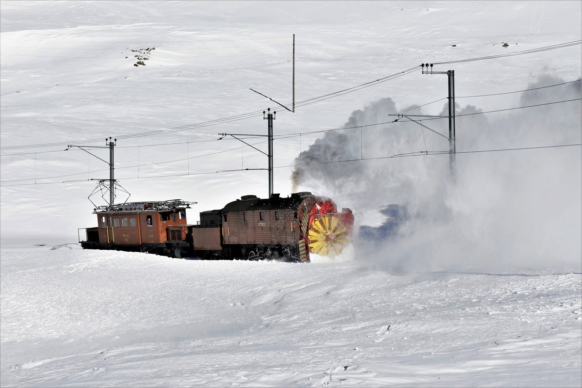 RhB Dampfschneeschleuderfahrt 2018 RhB Xrotd Nr. 9213 und das Bernina Krokodil Ge 4/4 Nr. 182 unterwegs zwischen Ospizio Bernina und Alp Grüm. Sonntag, 28. Januar 2018