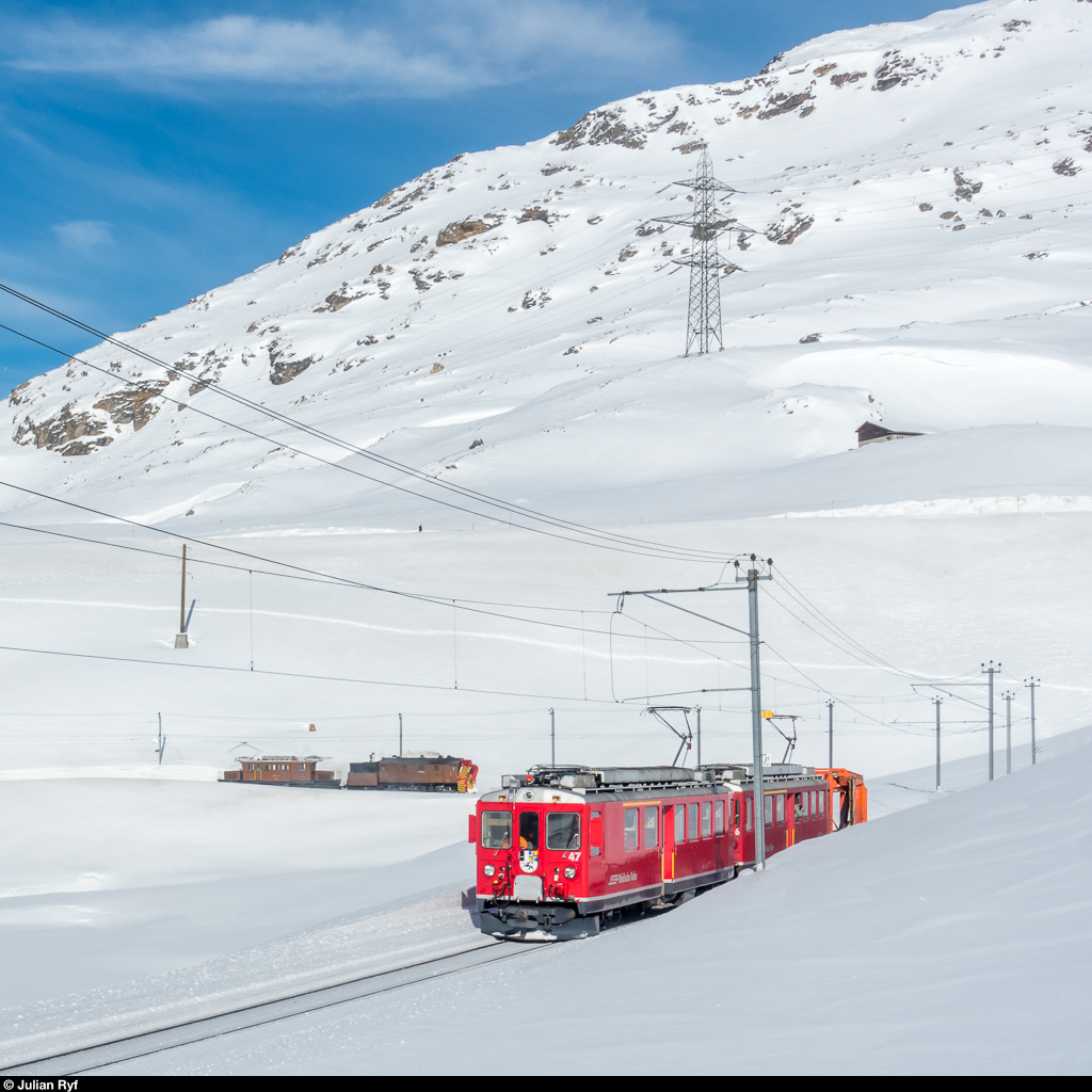 RhB Dampfschneeschleuderfahrt am 28. Januar 2018. <br>
ABe 4/4 II 47 und 46 mit dem Schneeräumer und Ge 4/4 182 mit der Dampfschneeschleuder kehren entlang des schneebedeckten Lago Bianco von der ersten Schleuderdemo bei der Wasserscheide zurück.