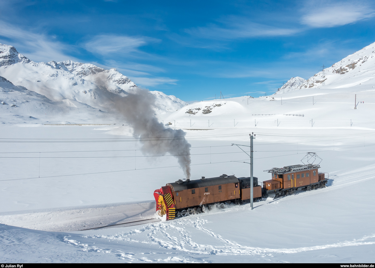 RhB Dampfschneeschleuderfahrt am 28. Januar 2018. <br>
Xrotd 9213 und Ge 4/4 182 kehren nach der zweiten Schleuderdemo zurück nach Ospizio Bernina.