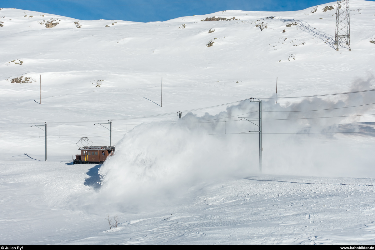 RhB Dampfschneeschleuderfahrt am 28. Januar 2018. <br>
Dampfschneeschleuder Xrotd 9213 schleudert den zuvor mit dem Räumer in die Mitte gezogenen Schnee in hohem Bogen von den Gleisen. Die Sicht für das Lokpersonal ist dabei gleich Null.