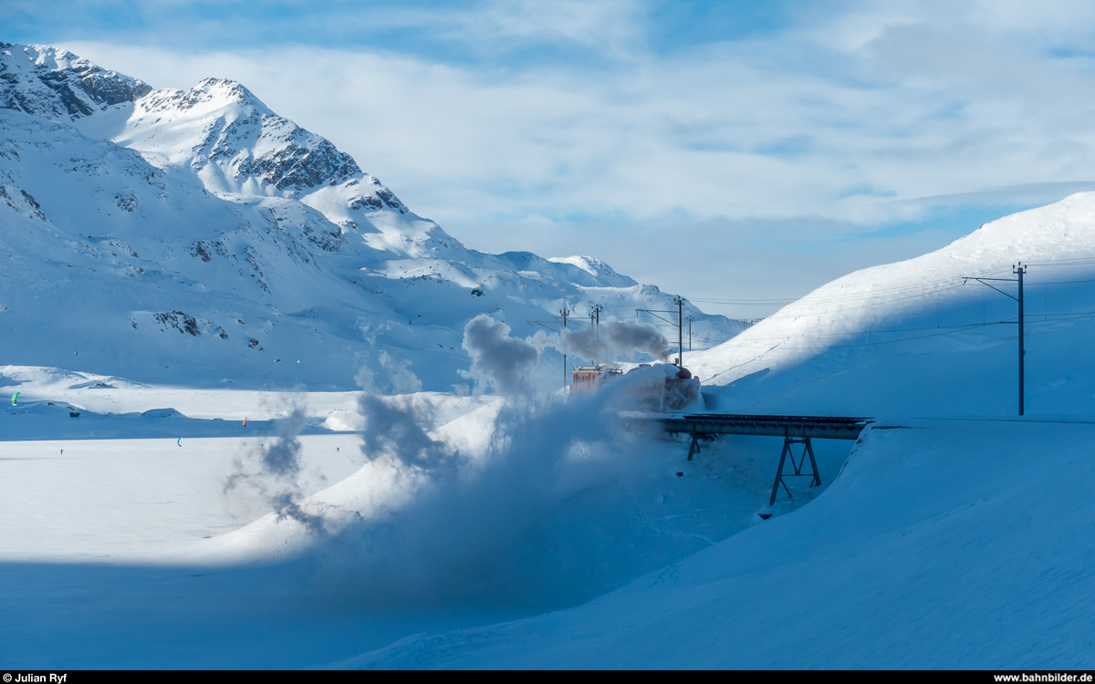 RhB Dampfschneeschleuderfahrt am 28. Januar 2018. <br>
Die vierte Schleuderfahrt führte noch das kurze Stück von Ospizio Bernina in Richtung Alp Grüm bis zur  Westernbrücke , wo die Xrotd 9213 gerade in den Bergschatten einfährt.