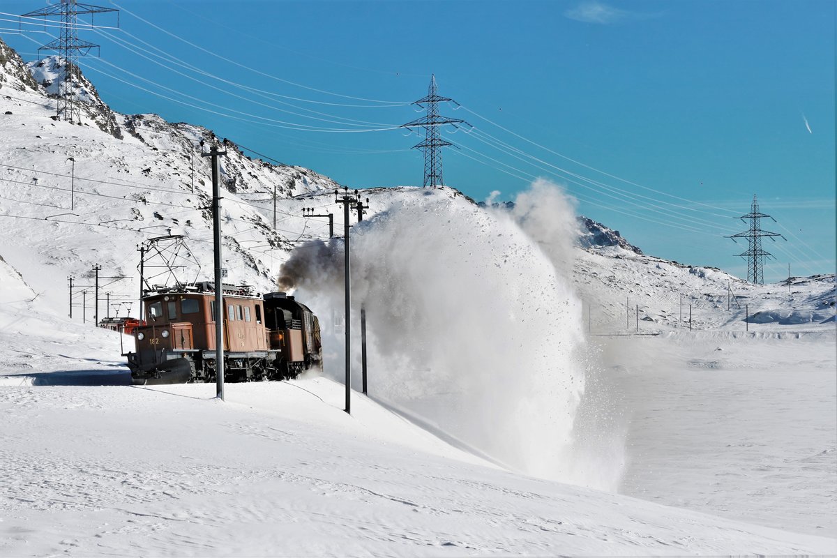 RhB Dampfschneeschleuderfahrten am Berninapass 
RhB Xrotd Nr. 9213 und das Bernina Krokodil Ge 4/4 Nr. 182 unterwegs zwischen Ospizio Bernina und Alp Grüm. Im Hintergrund erkennt man noch die RhB ABe 4/4 II 47 und 46 mit dem Schneeräumer Xk 9132.
Sonntag, 28. Januar 2018 