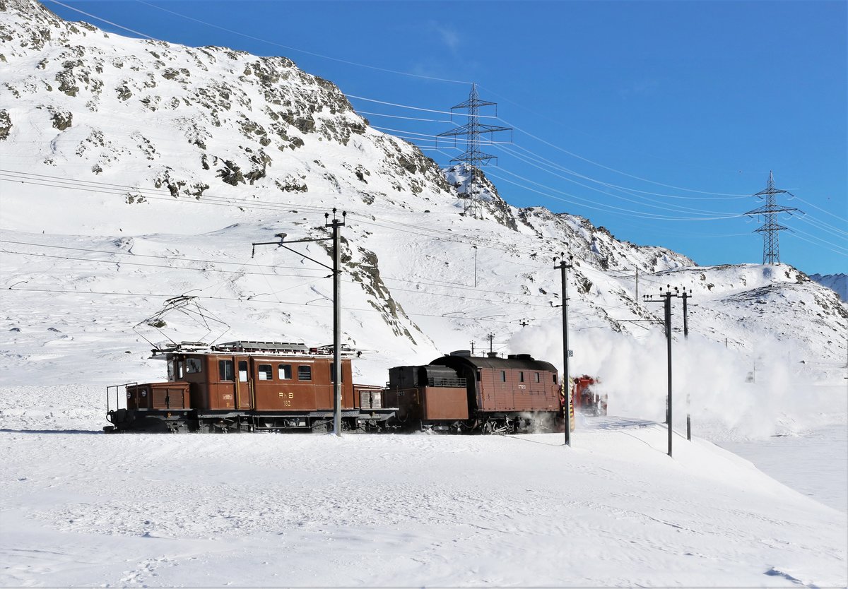 RhB Dampfschneeschleuderfahrten am Berninapass 
RhB Xrotd Nr. 9213 und das Bernina Krokodil Ge 4/4 Nr. 182 unterwegs zwischen Ospizio Bernina und Alp Grüm. Im Hintergrund erkennt man noch die RhB ABe 4/4 II 47 und 46 mit dem Schneeräumer Xk 9132. 

Sonntag, 28. Januar 2018
