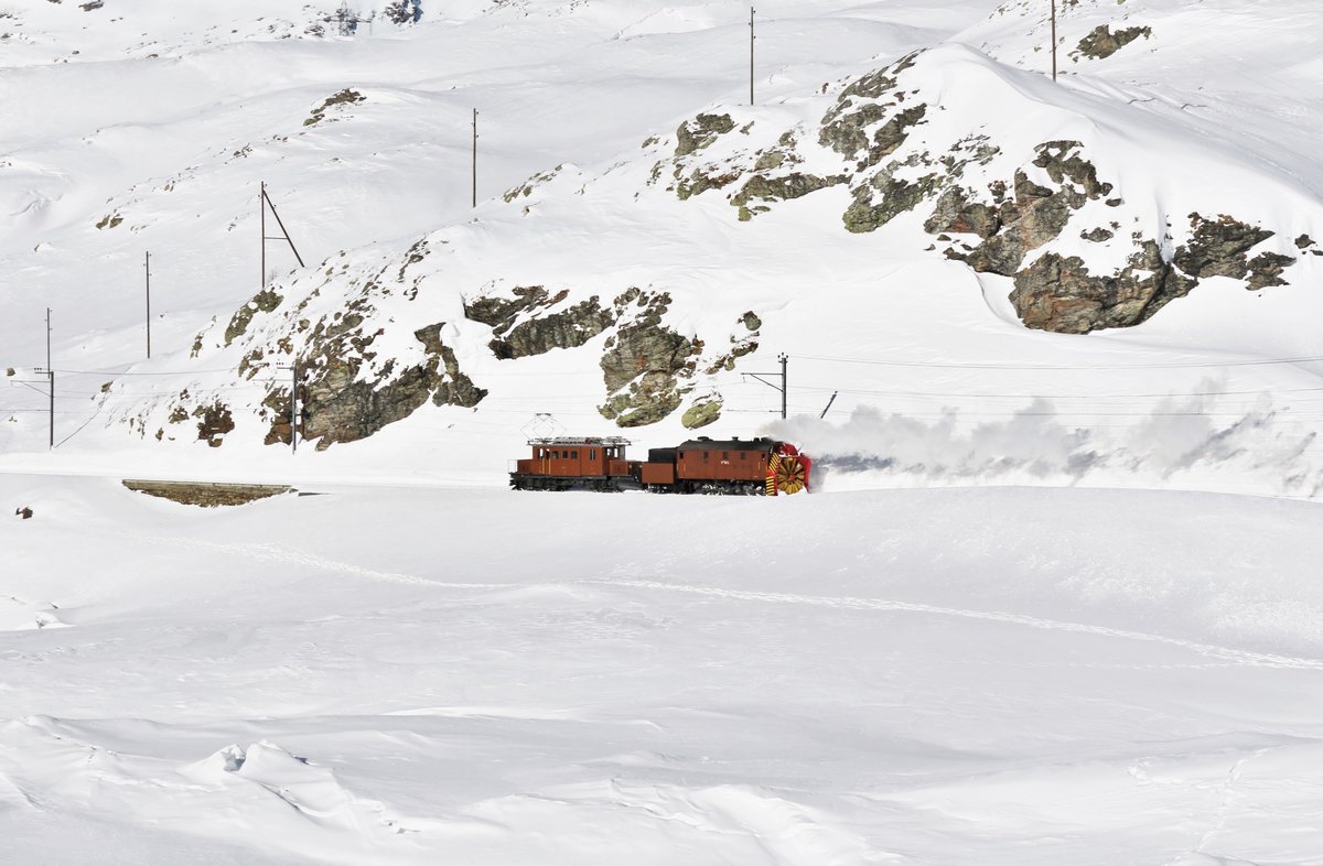 RhB Dampfschneeschleuderfahrten am Berninapass RhB Xrotd Nr. 9213 und das Bernina Krokodil Ge 4/4 Nr. 182 unterwegs zwischen Ospizio Bernina und Alp Grüm. 

Sonntag, 28. Januar 2018
