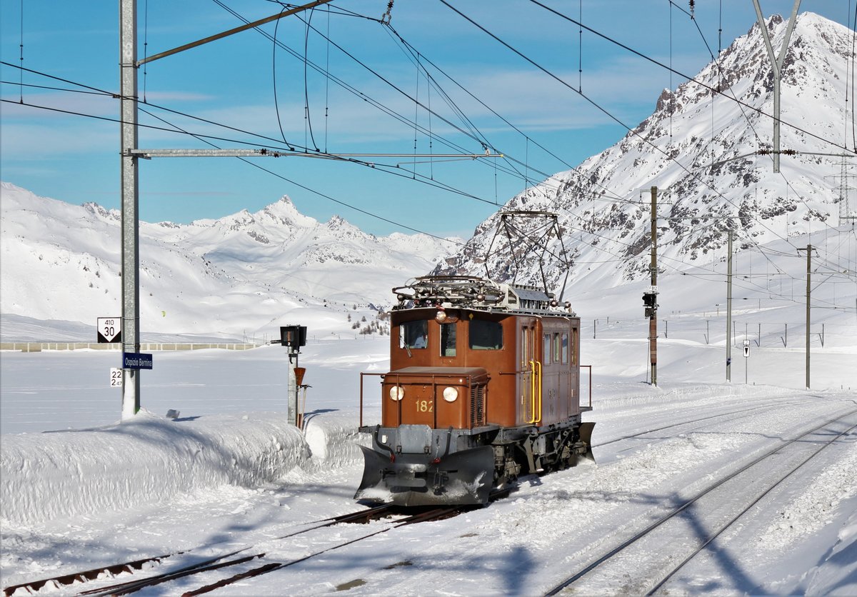RhB: Das legendäre  Bernina-Krokodil  Ge 4/4 Nr. 182 wurde am 28. Januar 2018 mit dem Bernina-Express von Pontresina nach Ospizio Bernina anlässich der Dampfschneeschleuderfahrt am Berninapass, überführt. 

Im Bild wartet das Bernina-Krokodil im Bahnhof Ospizio Bernina auf die Dampfschneeschleuder, die nun zum Aufnahmezeitpunkt inzwischen vor ca. 5 min den Bahnhof Pontresina verlassen hat.

Sonntag, 28. Januar 2018 