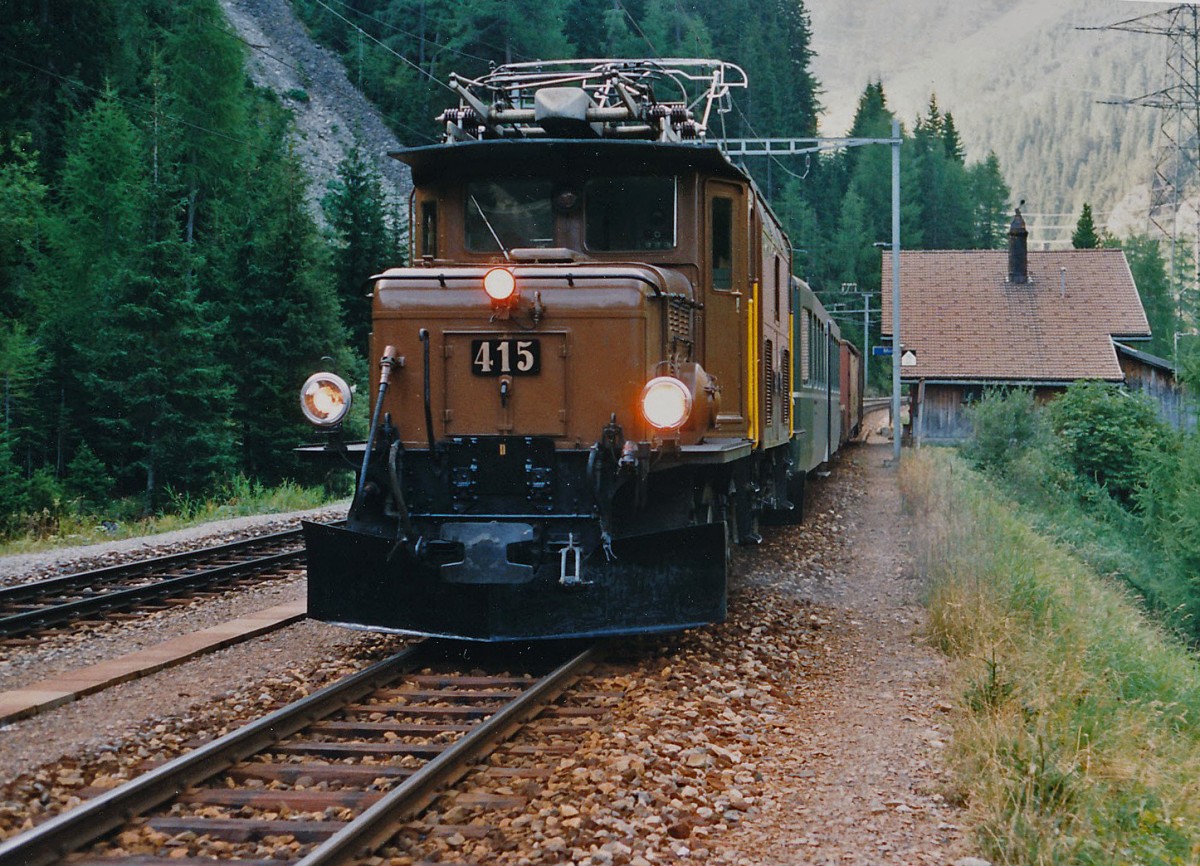 RhB: Die CC 415, 1929 (401-415) wartete mit einem gemischten Zug auf der Fahrt nach Lanquart an einem Oktobertag des Jahres 1987 im Bahnhof Muot eine Zugskreuzung ab.
Foto: Walter Ruetsch