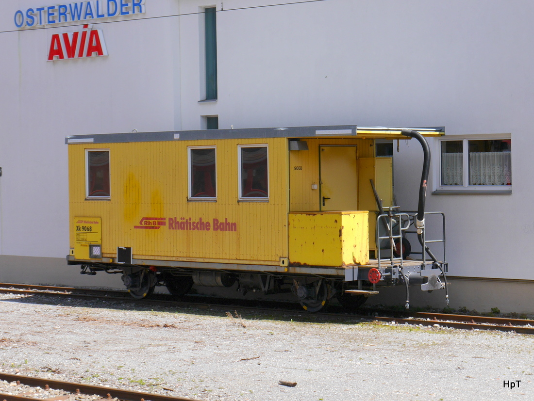 RhB - Dienstwagen Xk 9068 abgestellt im Bahnhofsareal in Davos Dorf am 07.05.2015