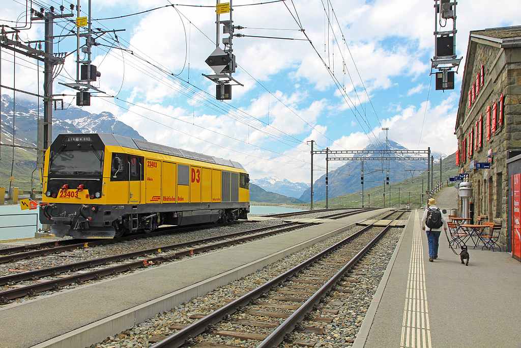 RhB - Diesellok Gmf 4/4 23403 steht im Bahnhof Ospizio Bernina. Während Wanderung mit Sylvia und Lea am 26. Juni 2016