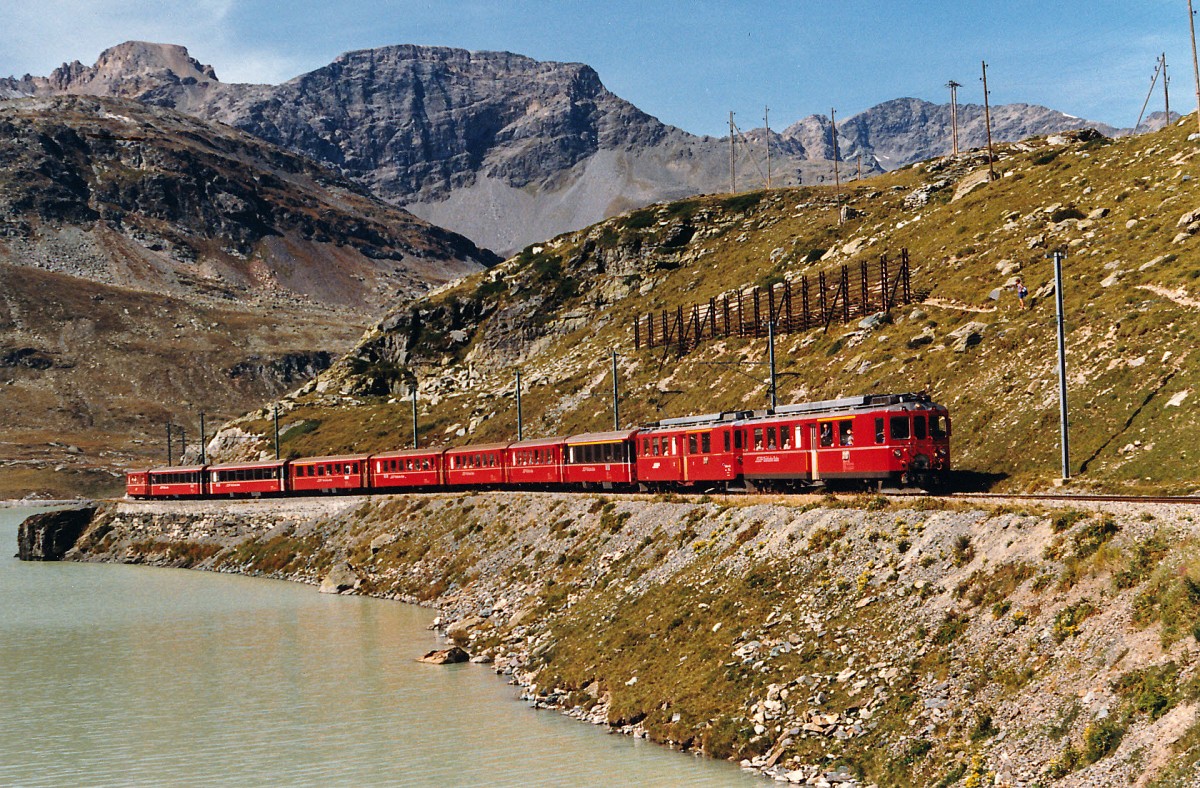 RhB: Dieser 10-Wagenzug mit einer Doppeltraktion ABe 4/4 41-46 (1964) war im Oktober 1987 am Lago Bianco auf dem Berninapass in Richtung Tirano unterwegs.
Foto: Walter Ruetsch 