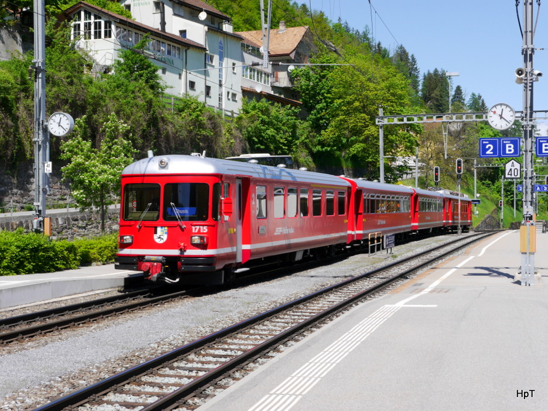 RhB - Einfahrender Regio im Bahnhof von Thusis an der Spitze der Steuerwagen ABDt 1715 am 07.05.2015