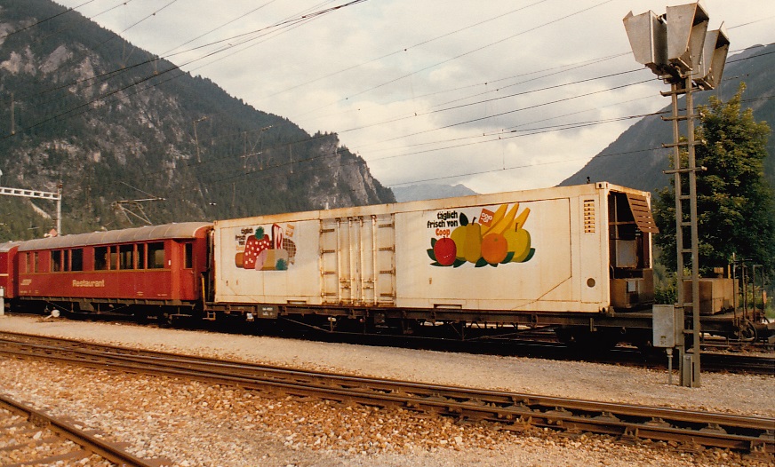 RhB - Flachwagen mit COOP Container Iak-y 4521 in Filisur, August 1987