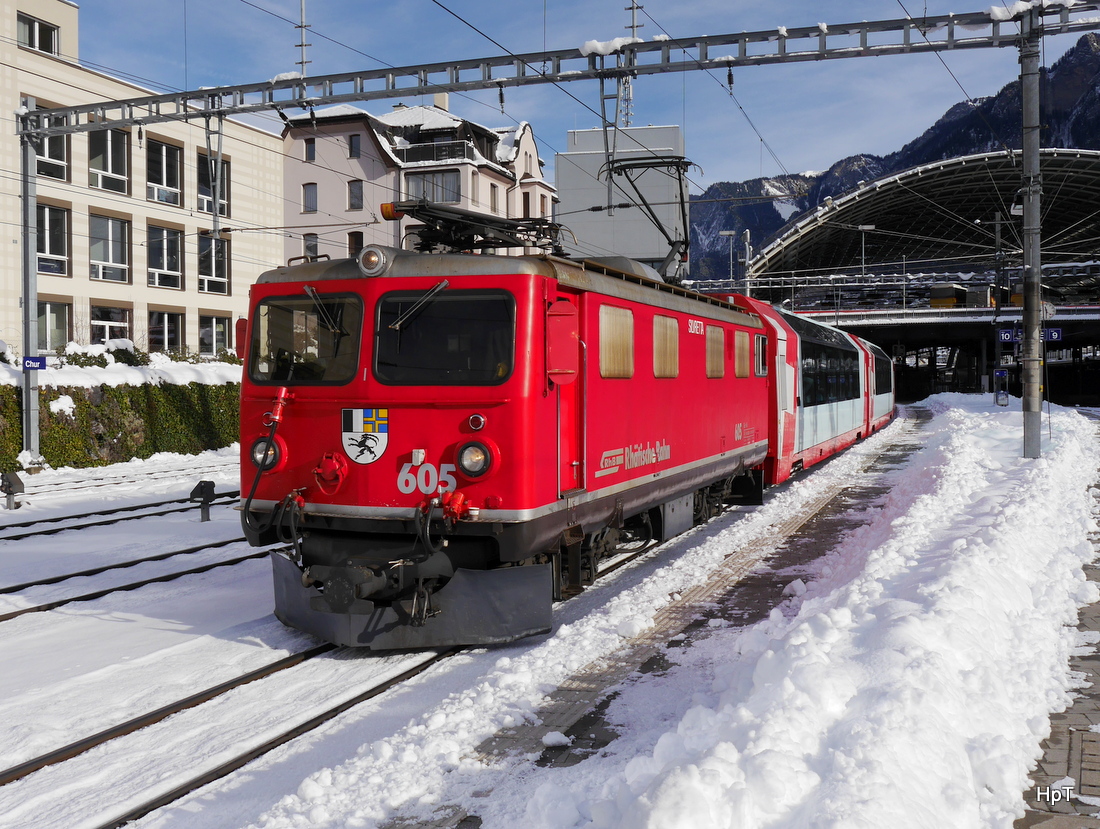 RhB - Ge 4/4 605 vor dem Glacier Express bei der ausfahrt aus dem Bahnhof von Chur am 02.01.2015