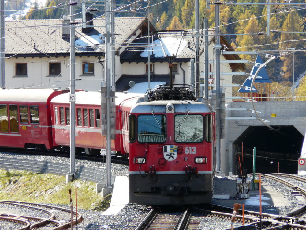 RhB - Ge 4/4 613 mit Regio bei der ausfahrt aus dem Bahnhof Samedan am 18.10.2013