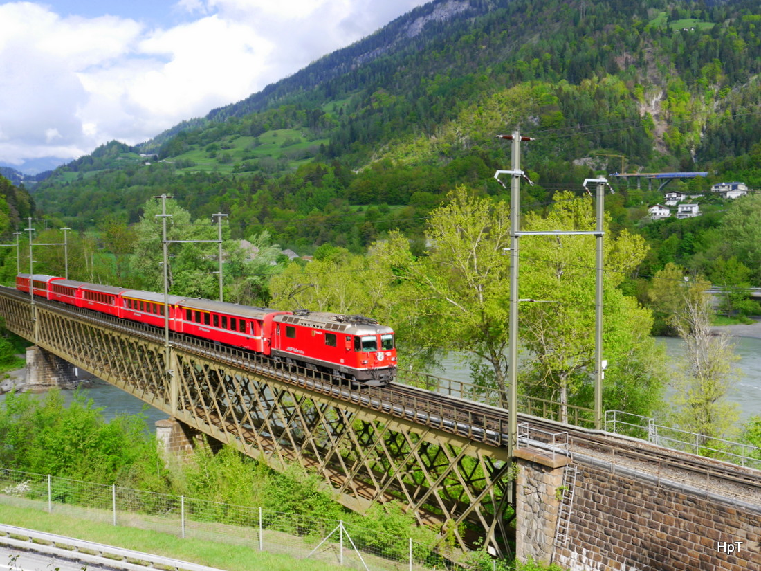 RhB - Ge 4/4  613 mit Personenzug unterwegs nach Chur bei Reichenau-Tamins am 07.05.2015