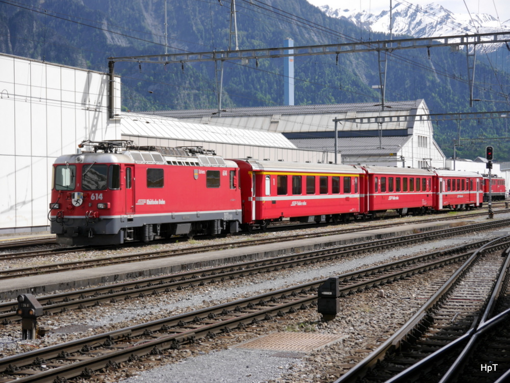 RhB - Ge 4/4 614 mit Res. Pendel abgestellt im Bahnhofsareal von Landquart am 10.05.2014