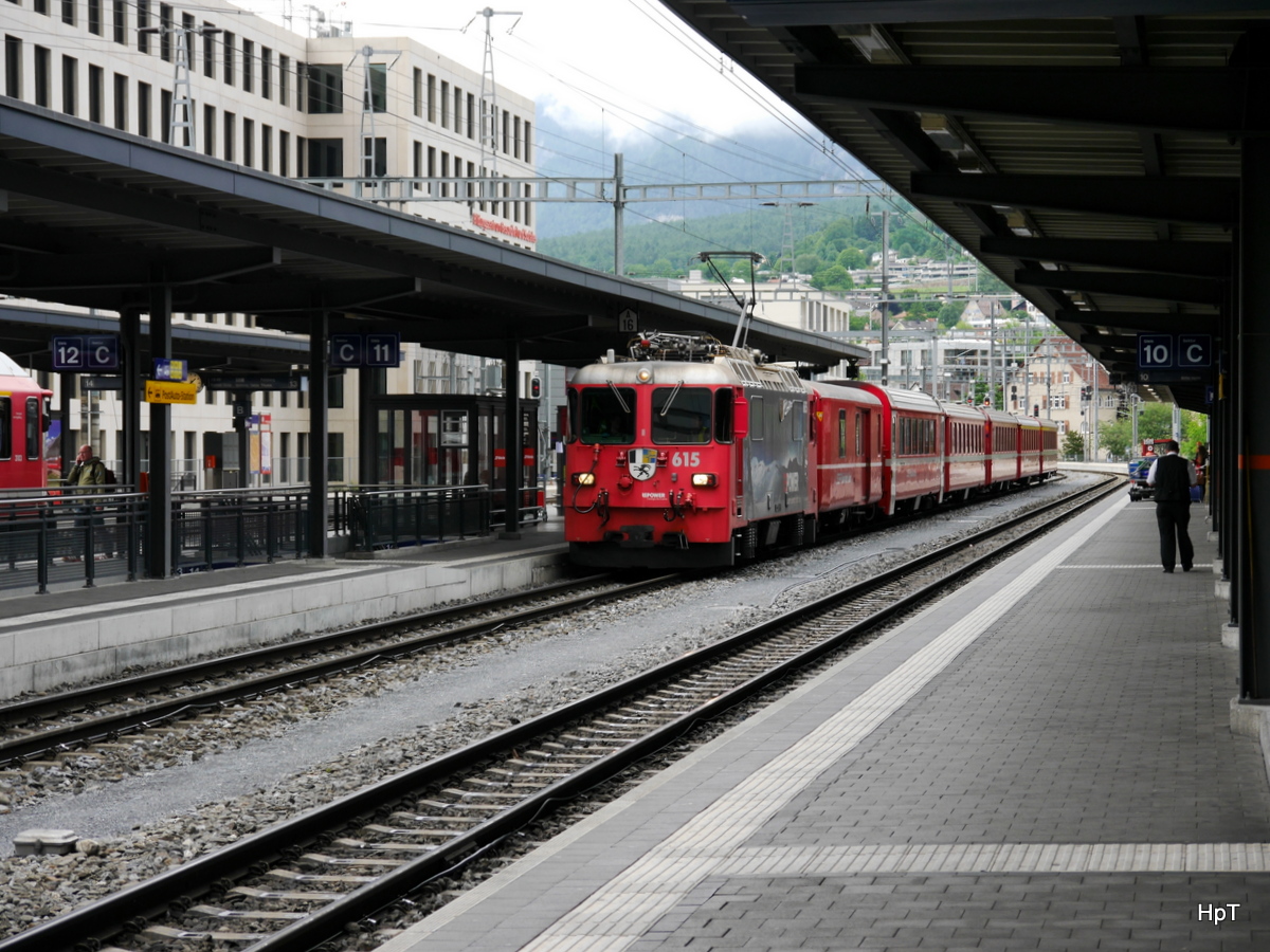 RhB - Ge 4/4 615 mit RE nach Disentis bei der einfahrt im Bahnhof Chur am 06.06.2017