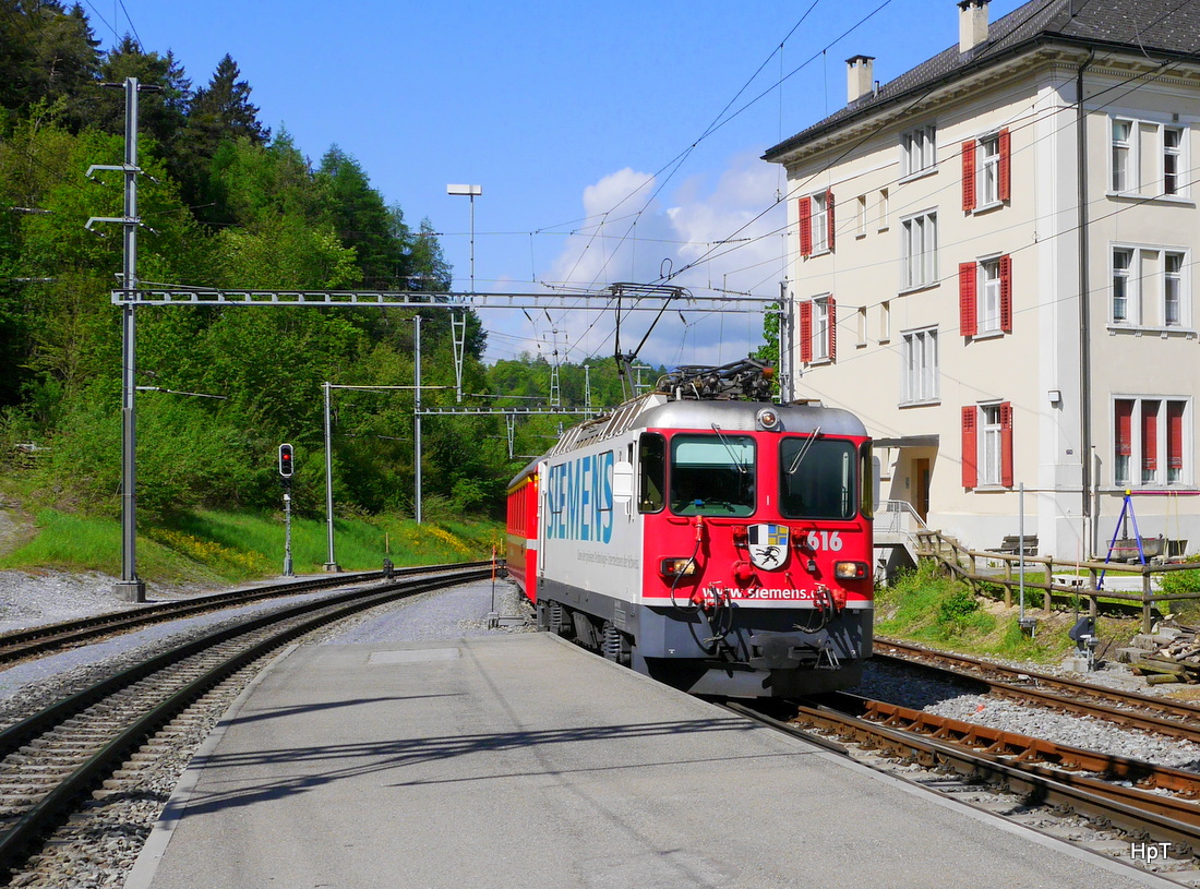 RhB - Ge 4/4  616 mit Personenzug unterwegs nach Chur bei der einfahrt in den Bahnhof von Reichenau-Tamins am 07.05.2015