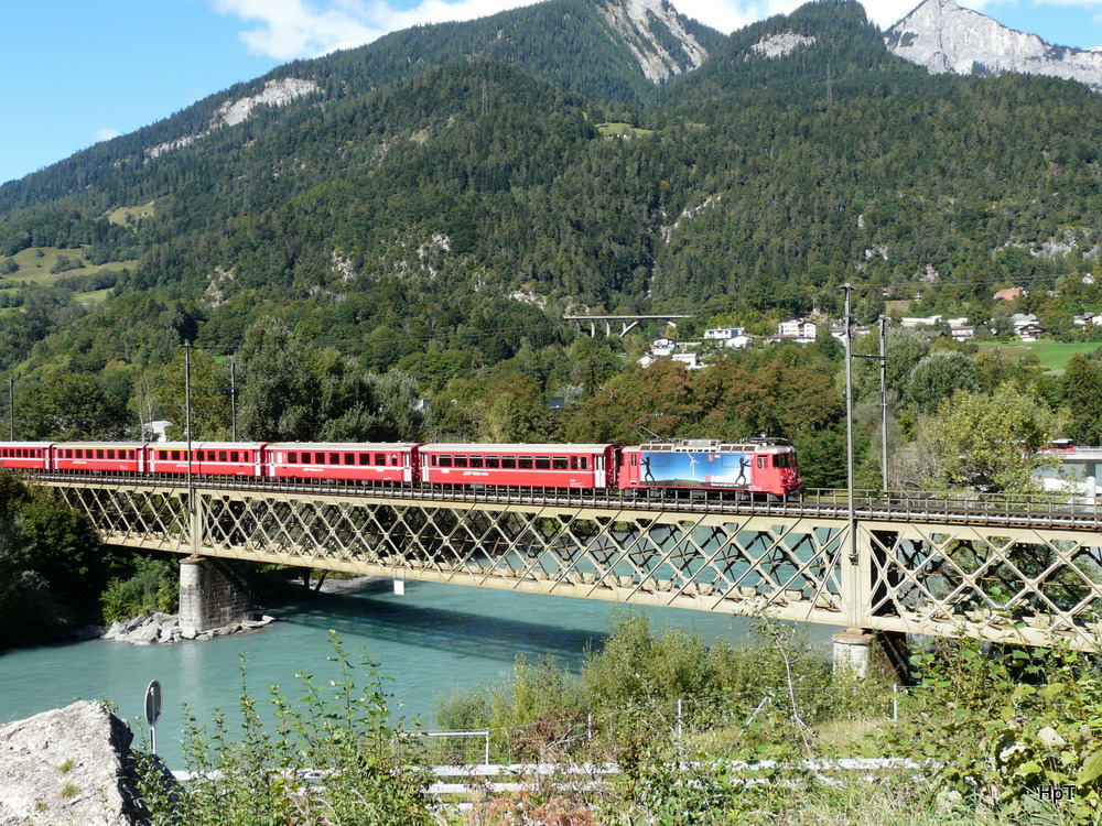 RhB - Ge 4/4 617 mit RE unterwegs bei Reichenau-Tamins am 20.09.2013