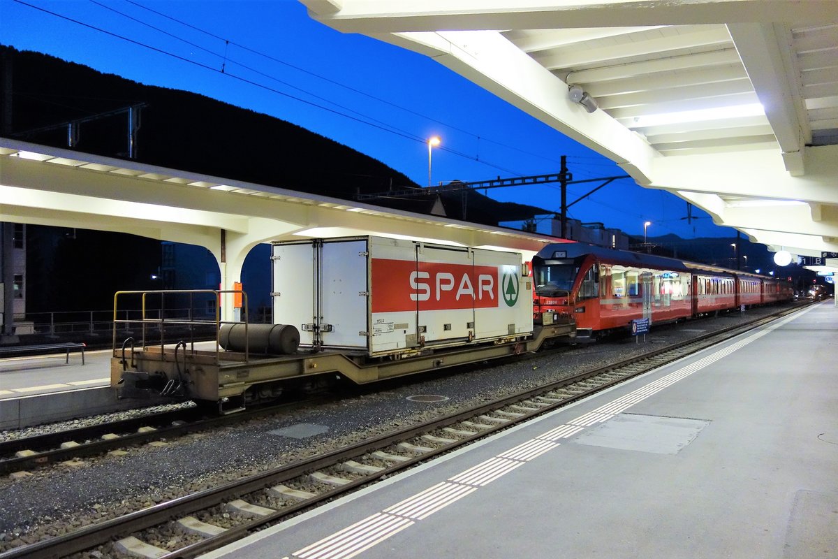 RhB Ge 4/4 617  LGB  trifft am 20.09.2018 morgens um 6.38 Uhr mit Zug 4011 in Davos-Platz ein. Mit im Zug: der neue Steuerwagen Bt und ein Spar-Container mit ratterndem Kühlaggregat.