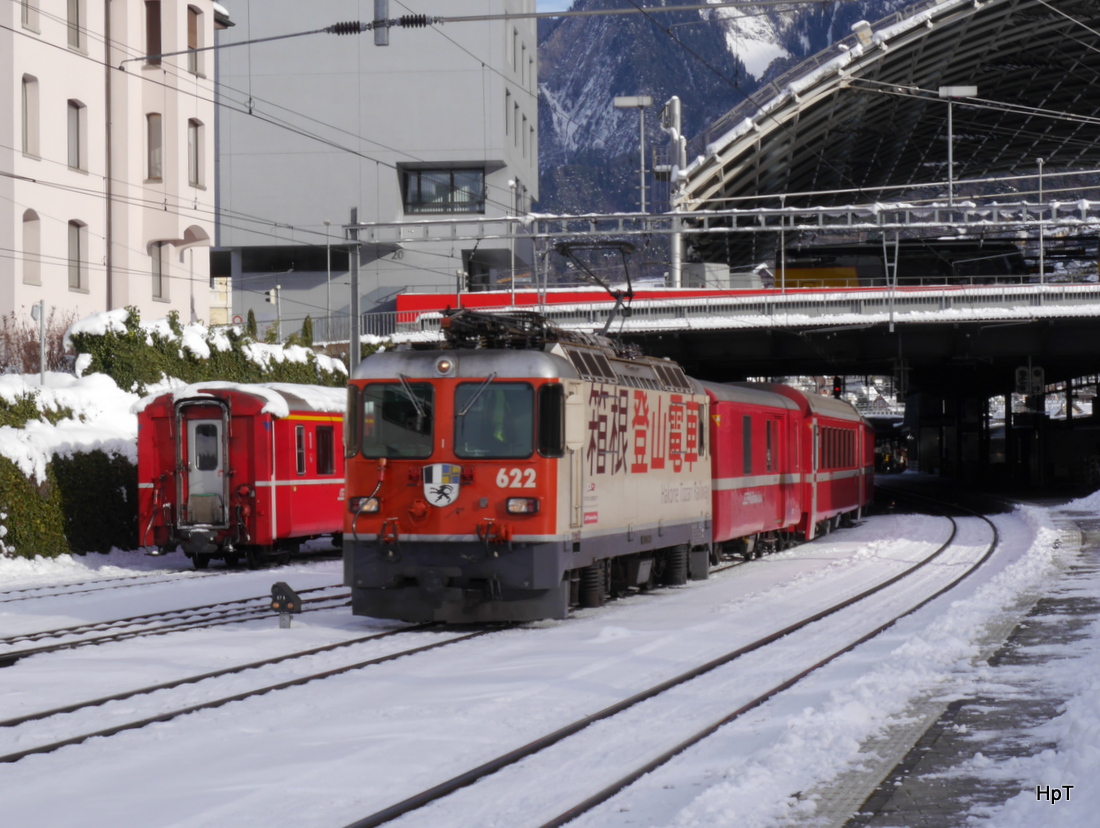 RhB - Ge 4/4 622 mit Schnellzug nach Disentis/Mustér bei der ausfahrt aus dem Bahnhof Chur am 02.01.2015