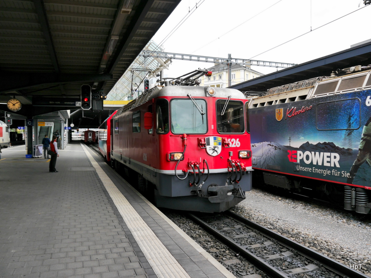 RhB - Ge 4/4 626 mit dem Glacier Express bei der einfahrt im Bahnhof Chur am 06.06.2017