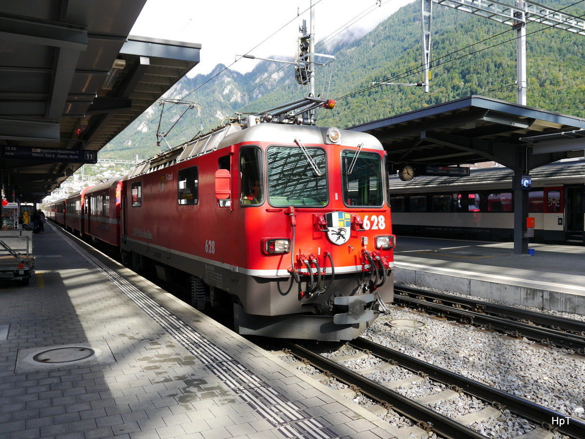 RhB - Ge 4/4 628 vor Schnellzug im Bahnhof von Chur am 20.09.2017