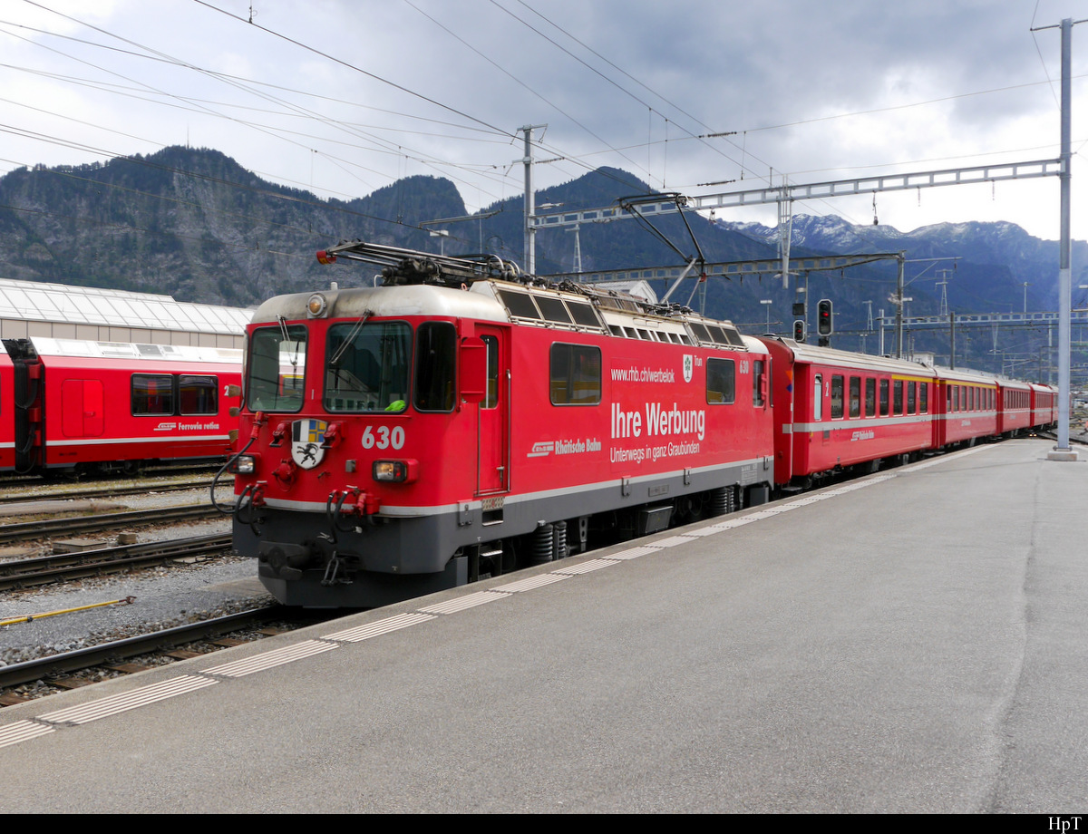 RhB - Ge 4/4 630 mit einfahrendem Regio im Bahnhof Landquart am 02.10.2020