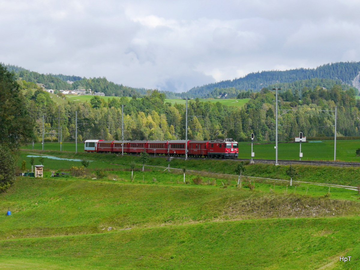 RhB - Ge 4/4 632 mit Schnellzug nach Disentis unterwegs bei Catrisch am 20.09.2017