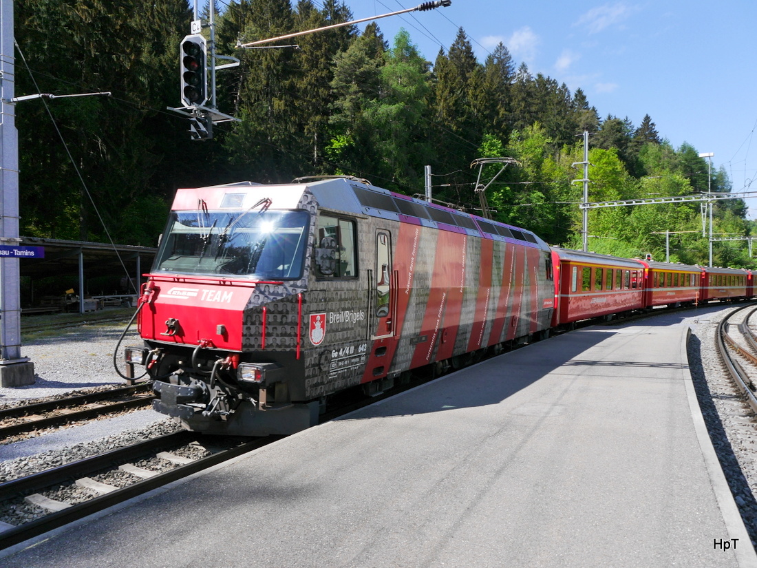 RhB - Ge 4/4  642 mit Personenzug bei der einfahrt in Reichenau-Tamins am 07.05.2015