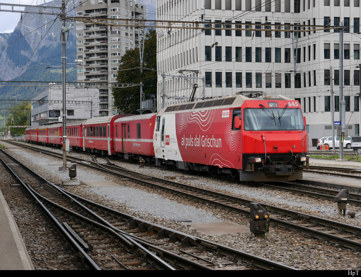 RhB - Ge 4/4 645 mit einfahrendem Regio im Bahnhof Landquart am 02.10.2020