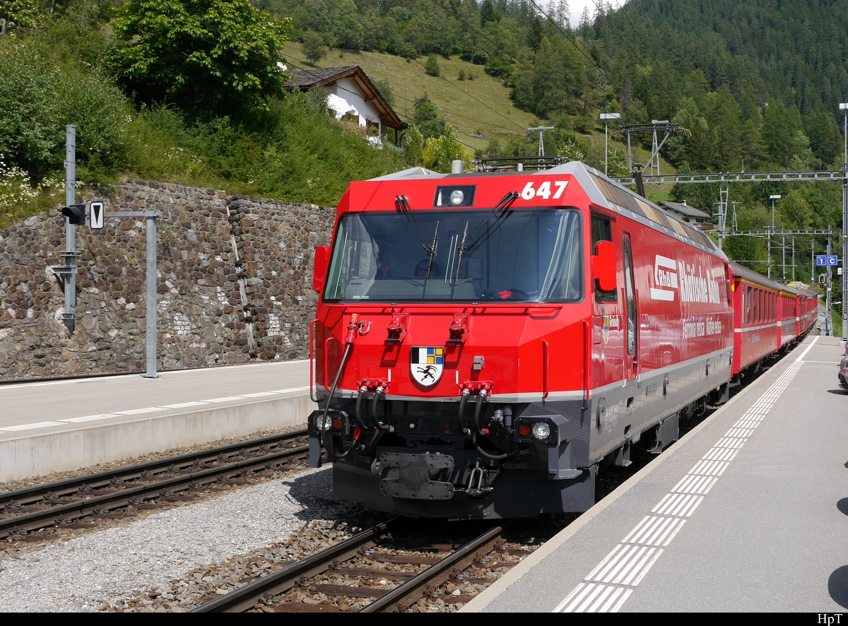 RhB - Ge 4/4  647 mit RE nach Chur bei der einfahrt im Bahnhof von Filisur am 30.07.2018