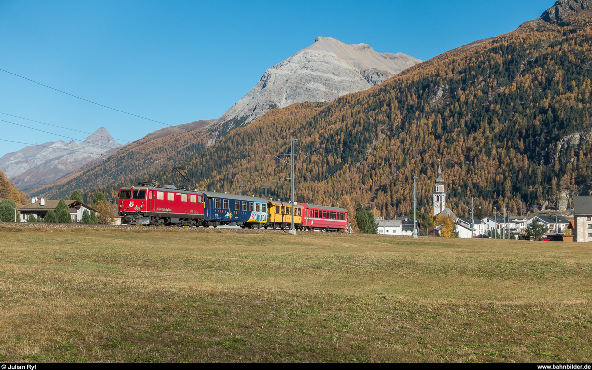 RhB Ge 4/4 I 605 mit einem Sonderzug Pontresina - Bergün am 20. Oktober 2018 bei Bever.