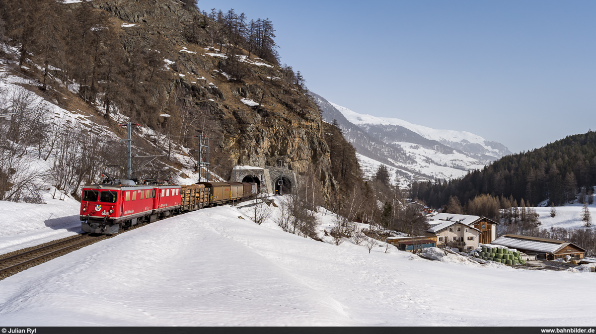 RhB Ge 4/4 I 605 und 610 mit Güterzug 5329 Chur - Samedan am 24. Februar 2021 bei der Ausfahrt aus dem Vereinatunnel bei Sasslatsch.