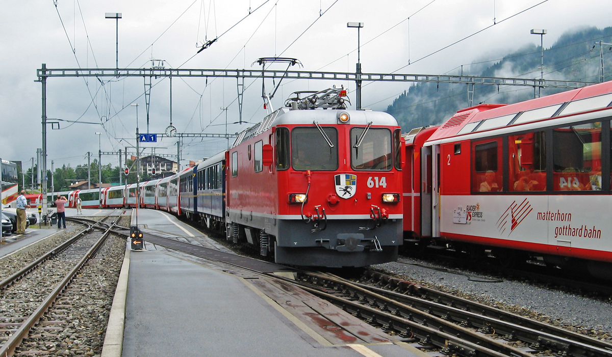 RhB Ge 4/4 II 614 erreicht mit einem Glacier-Express nach Zermatt den Bahnhof Disentis. Hier wird der Zug an die Matterhorn Gotthard Bahn übergeben (16.08.2007)