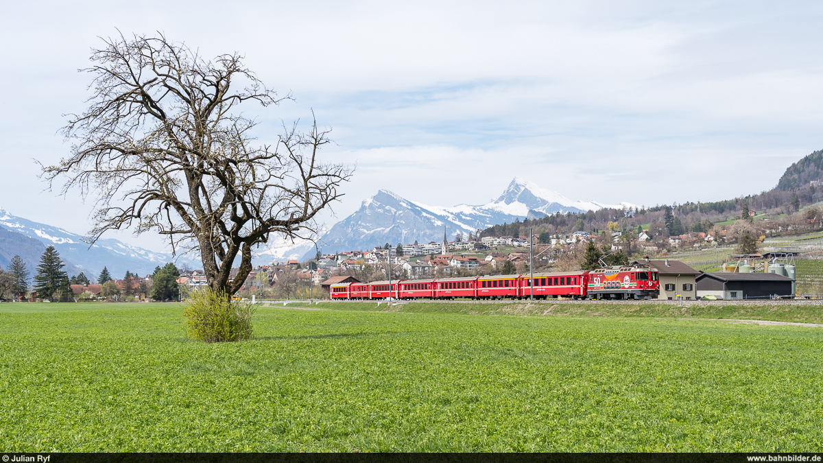 RhB Ge 4/4 II 617 mit RE Landquart - St. Moritz am 9. April 2021 bei Malans.