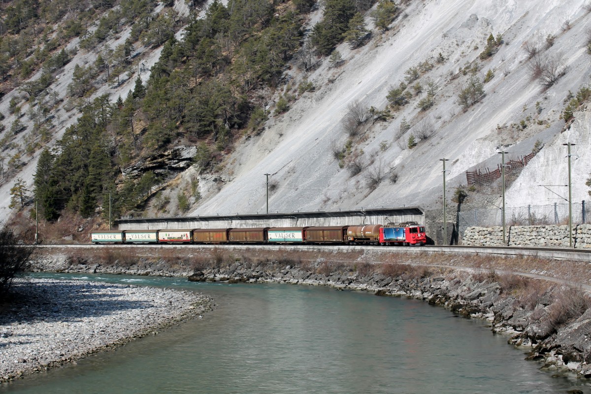 RhB Ge 4/4 II 617 mit Güterzug kurz vor Bhf Trin (12.03.15)