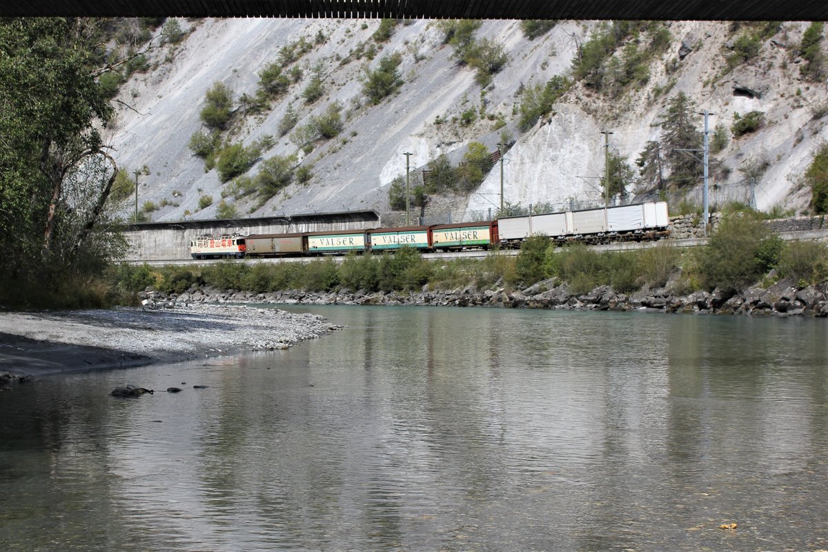 RhB Ge 4/4 II 622 Hakone mit Valserzug bei Trin am 21.09.2018 um 12:20 Uhr.